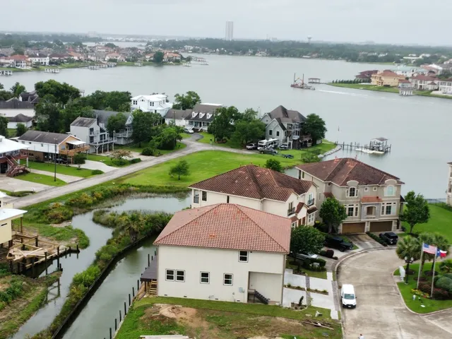 $399,900 | 4029 Boardwalk Boulevard, Seabrook, TX 77586