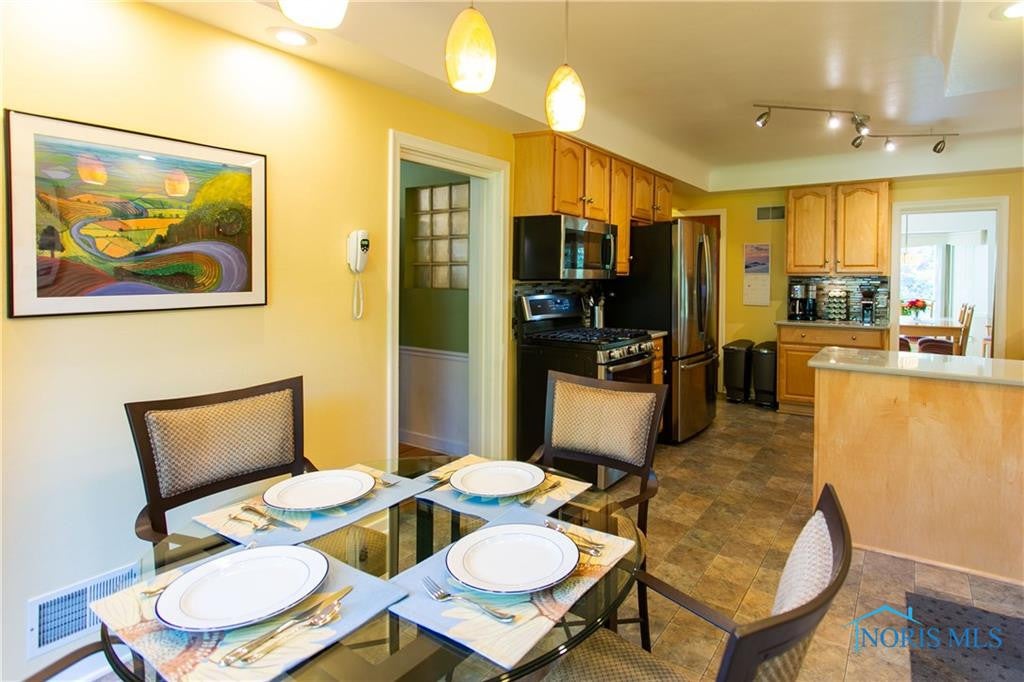 2435 Goddard Road Toledo, OH 43606 - Photo 10 of 35 EAT-IN-KITCHEN