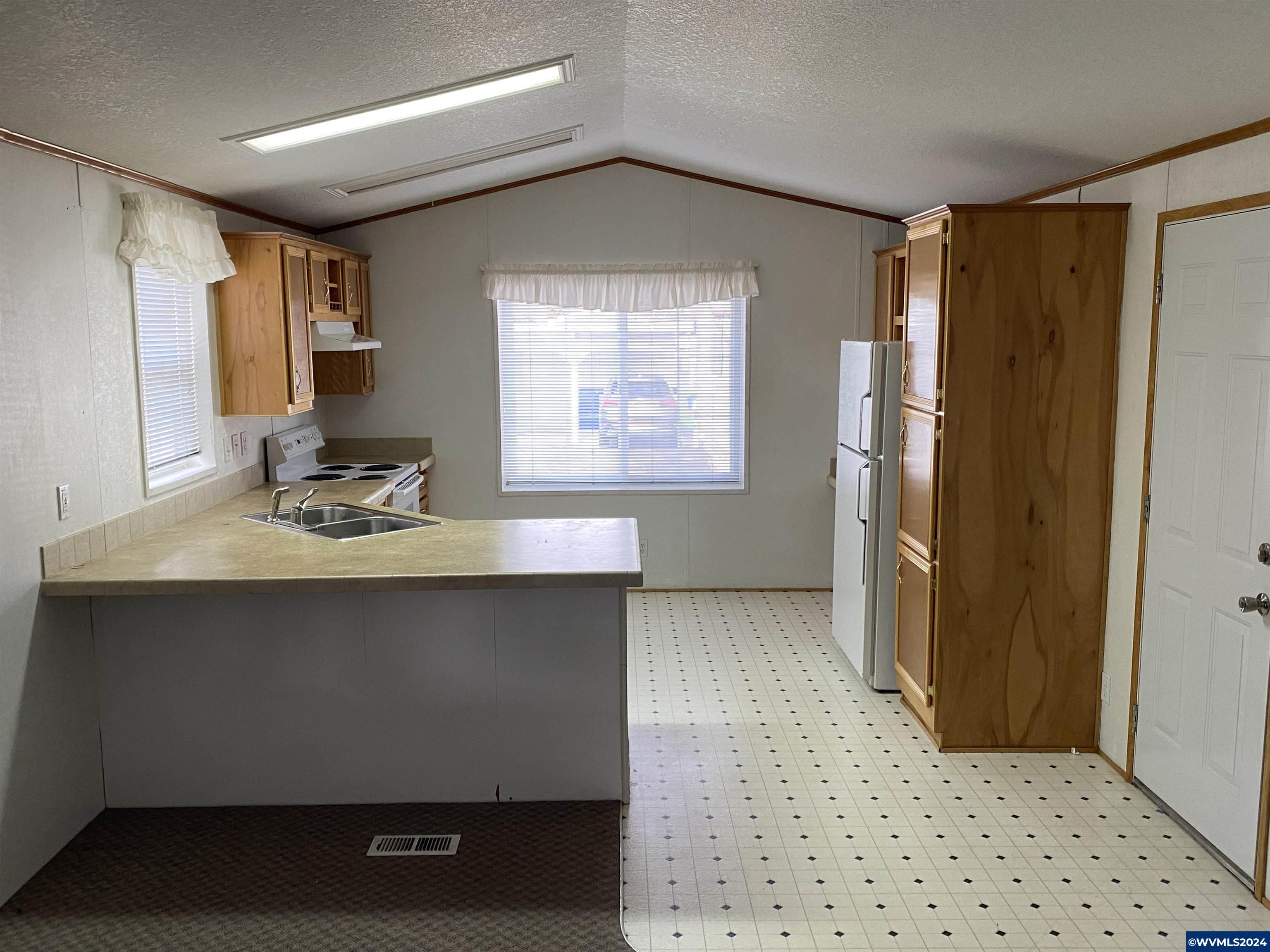 4940 Sunnyside Road Southeast, Unit C8 Salem, OR 97302 - Photo 7 of 26 Gallery Image 7