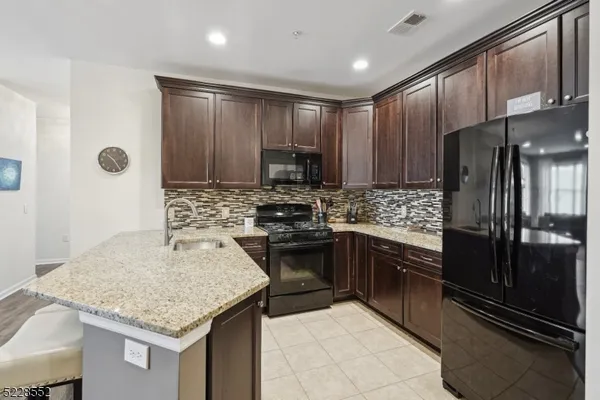$3,300 | 169 Tarrington Road, Unit 203, Hamburg, NJ 07419