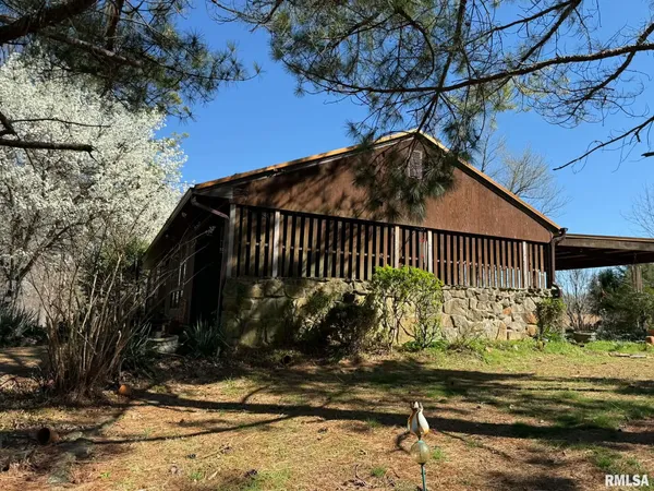 $229,900 | 834 East Pleasant Hill Road, Carbondale, IL 62902