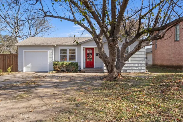 $2,100 | 320 Northeast 31st Street, Grand Prairie, TX 75050