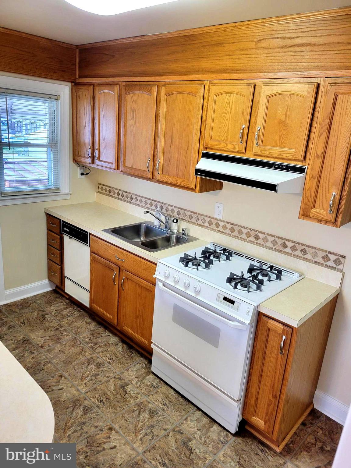 401 Grovethorn Road Middle River, MD 21220 - Photo 12 of 20 Kitchen