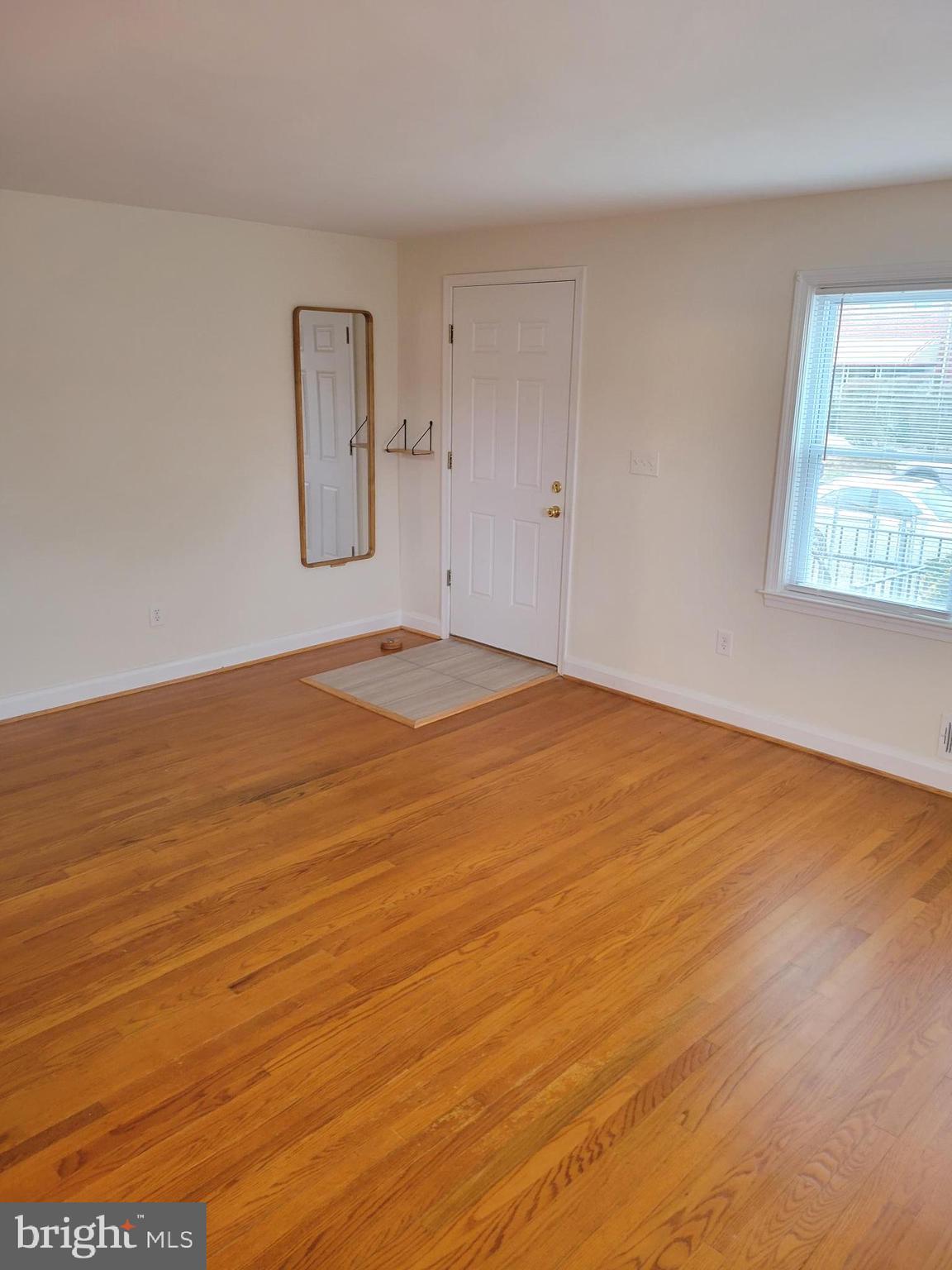 401 Grovethorn Road Middle River, MD 21220 - Photo 6 of 20 Living room