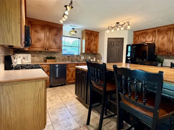 $2,100 | 6622 Grant Drive, Magnolia, TX 77354