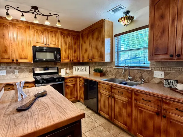 $2,100 | 6622 Grant Drive, Magnolia, TX 77354