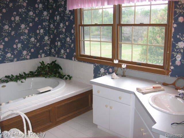 54745 Ridge Road New Baltimore, MI 48047 - Photo 23 of 25 master bath.JPG