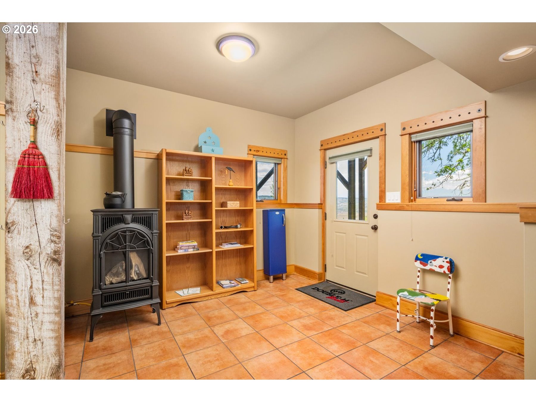 1945 Cynthia Way Mosier, OR 97040 - Photo 40 of 48 a bedroom with a bed and a television