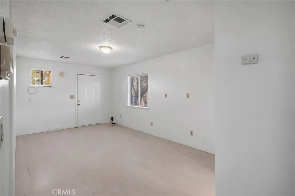 13189-13193 Begonia Road Victorville, CA 92392 - Photo 14 of 25 13193 Begonia Rd, Living Rm.