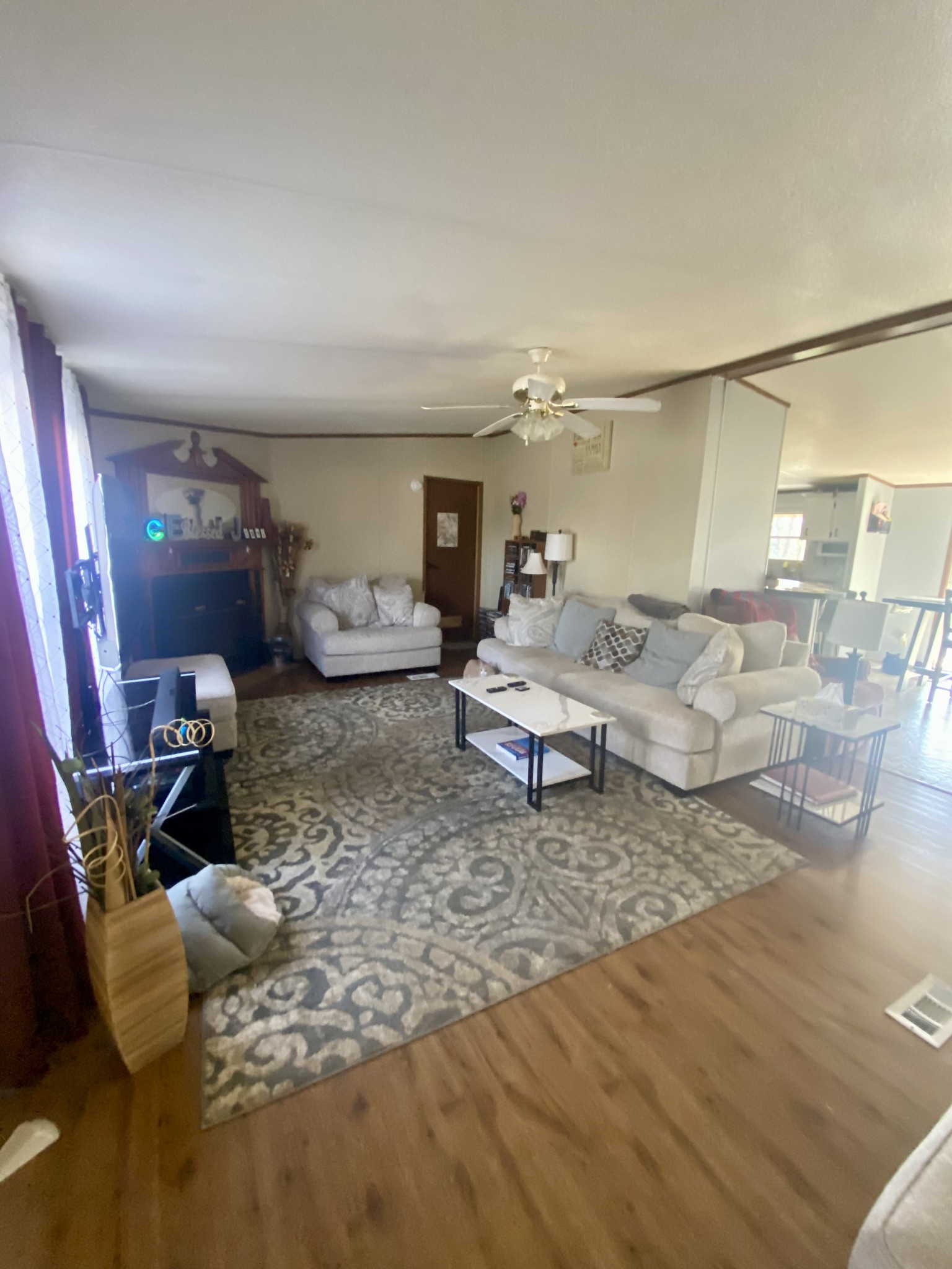 5138 Penthouse Road Cookeville, TN 38506 - Photo 2 of 6 a living room with furniture and lamp