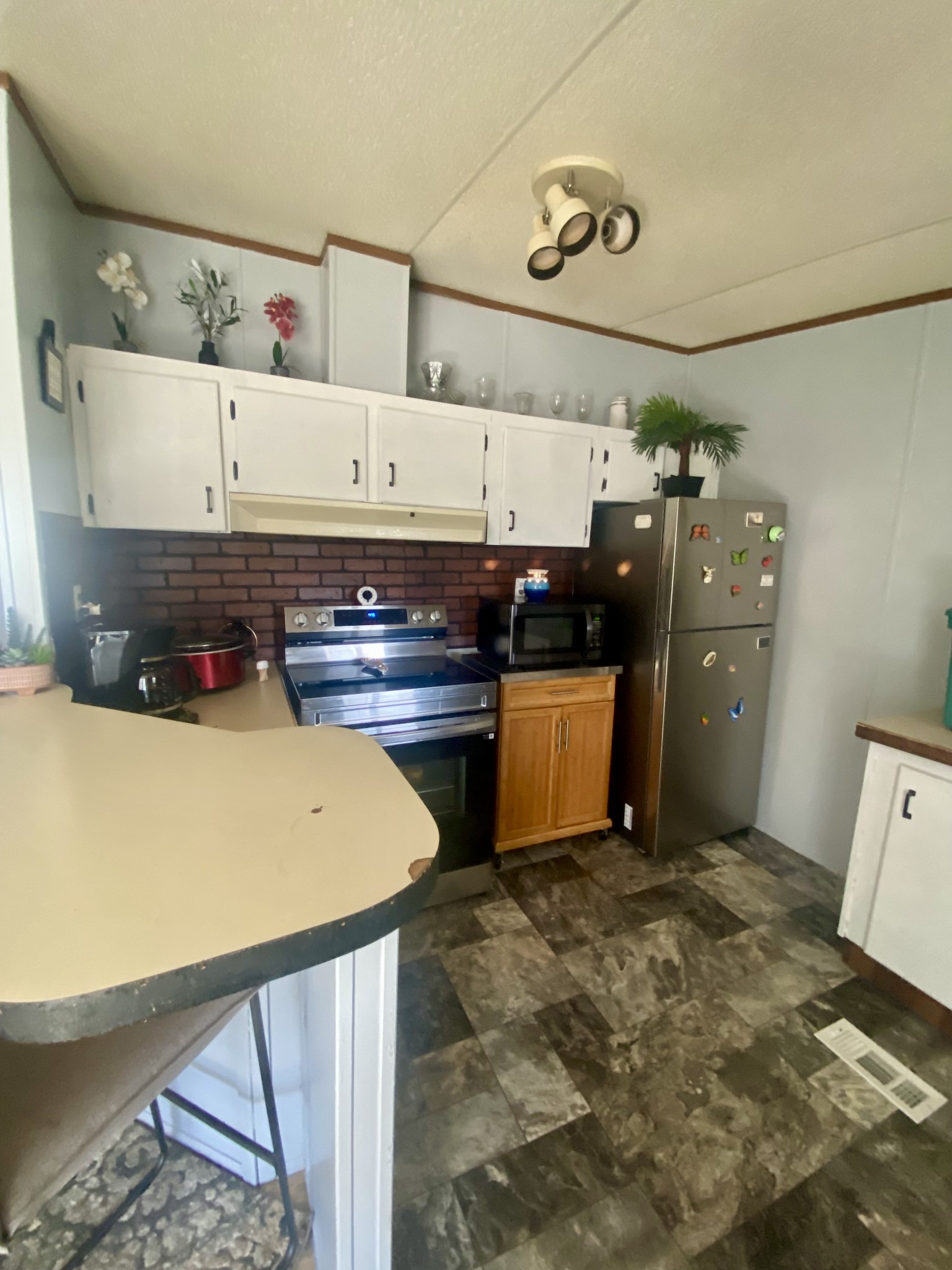 5138 Penthouse Road Cookeville, TN 38506 - Photo 4 of 6 a kitchen with a cabinets and window