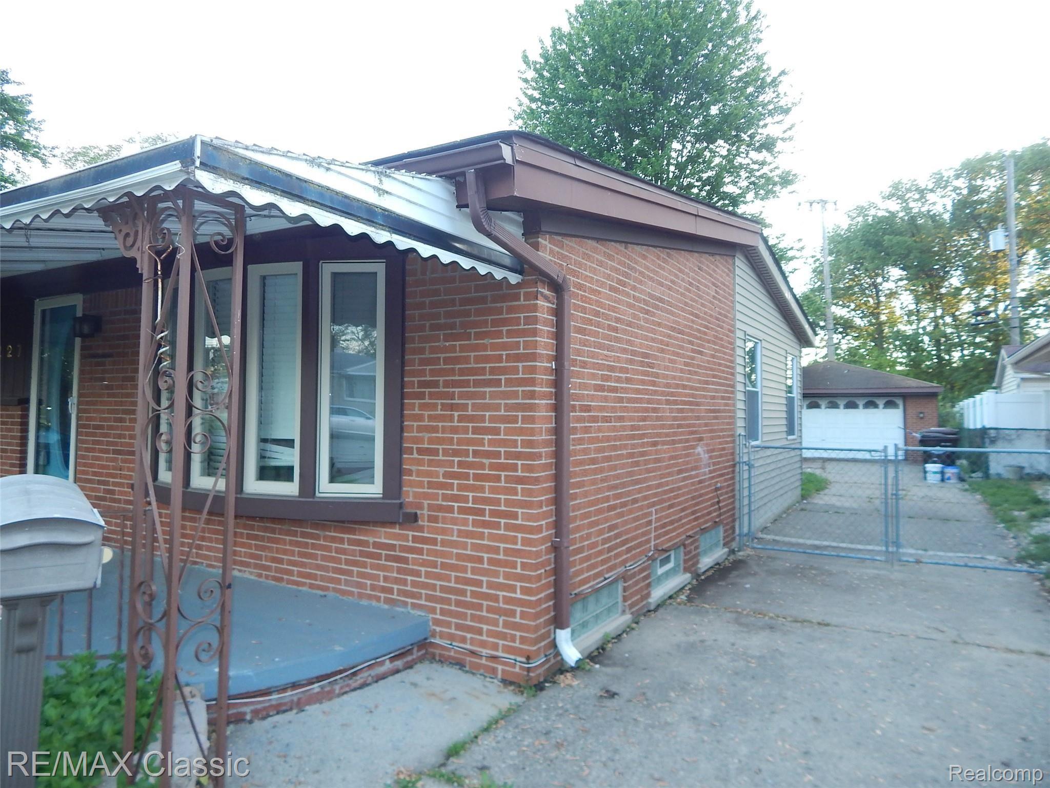 227 Henry Ruff Road Garden City, MI 48135 - Photo 7 of 19 DSCN5326.JPG