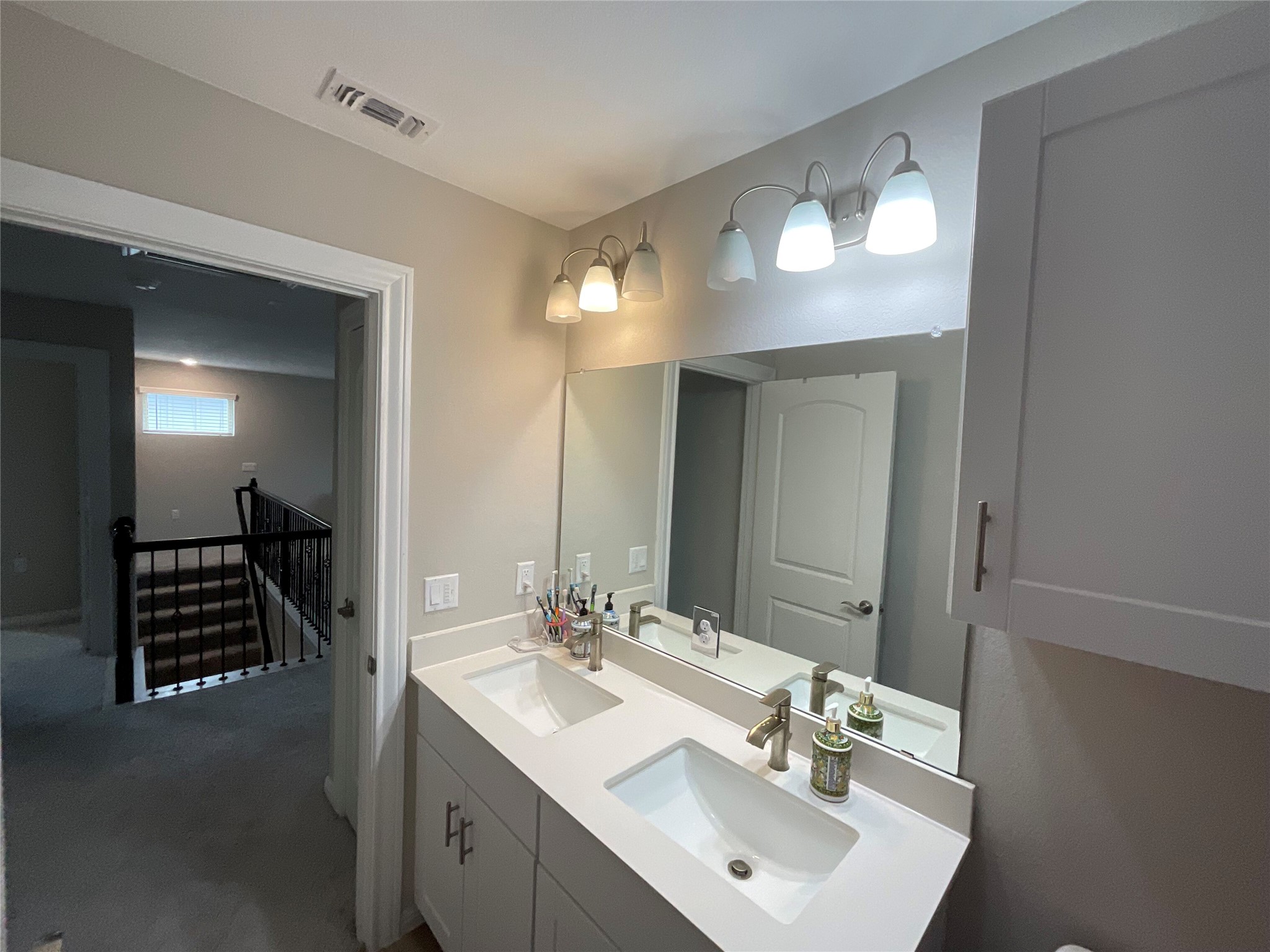 5425 Durango Pass Austin, TX 78724 - Photo 13 of 31 Full bath featuring double vanity