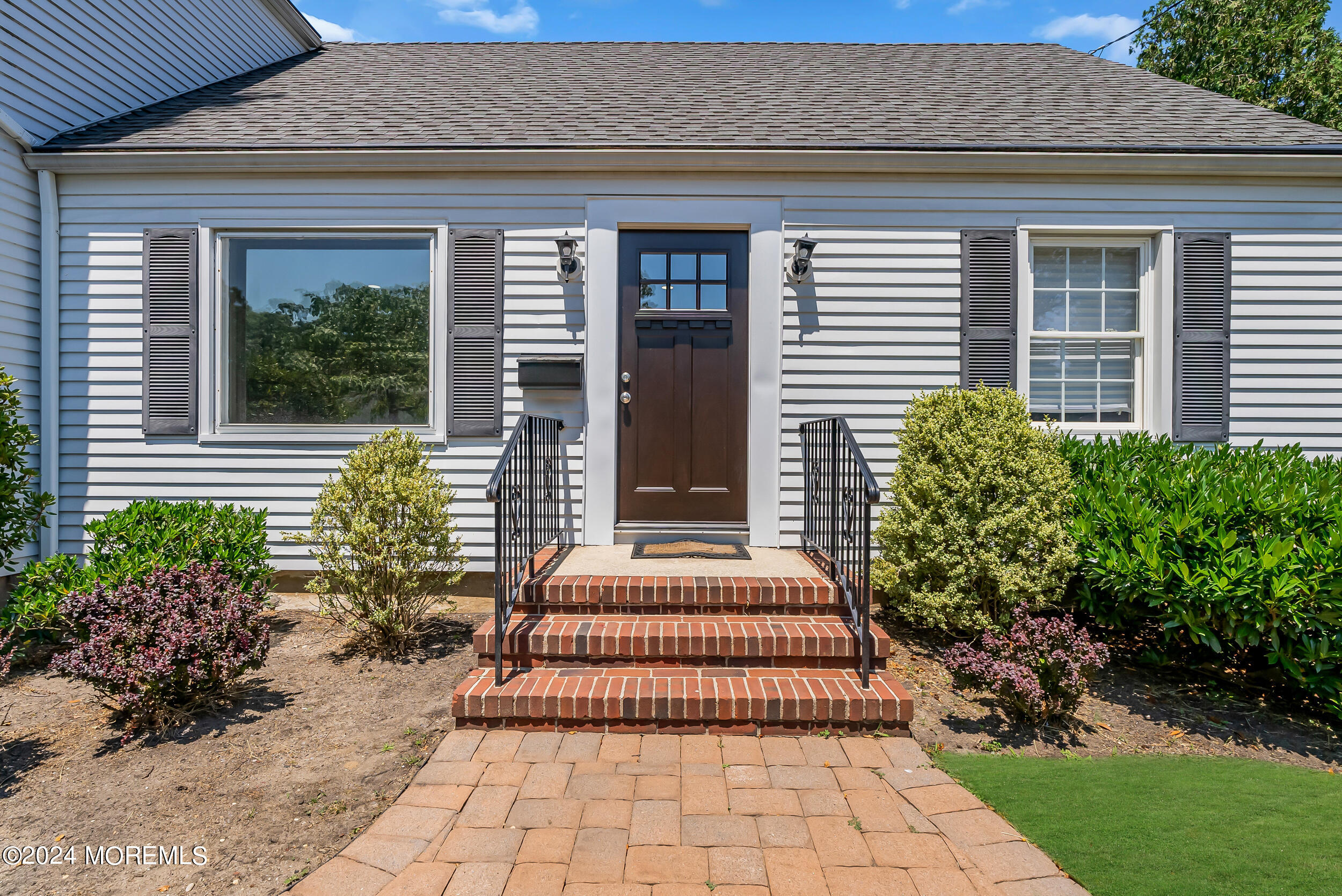 295 Jerome Avenue Oakhurst, NJ 07755 - Photo 3 of 34 013