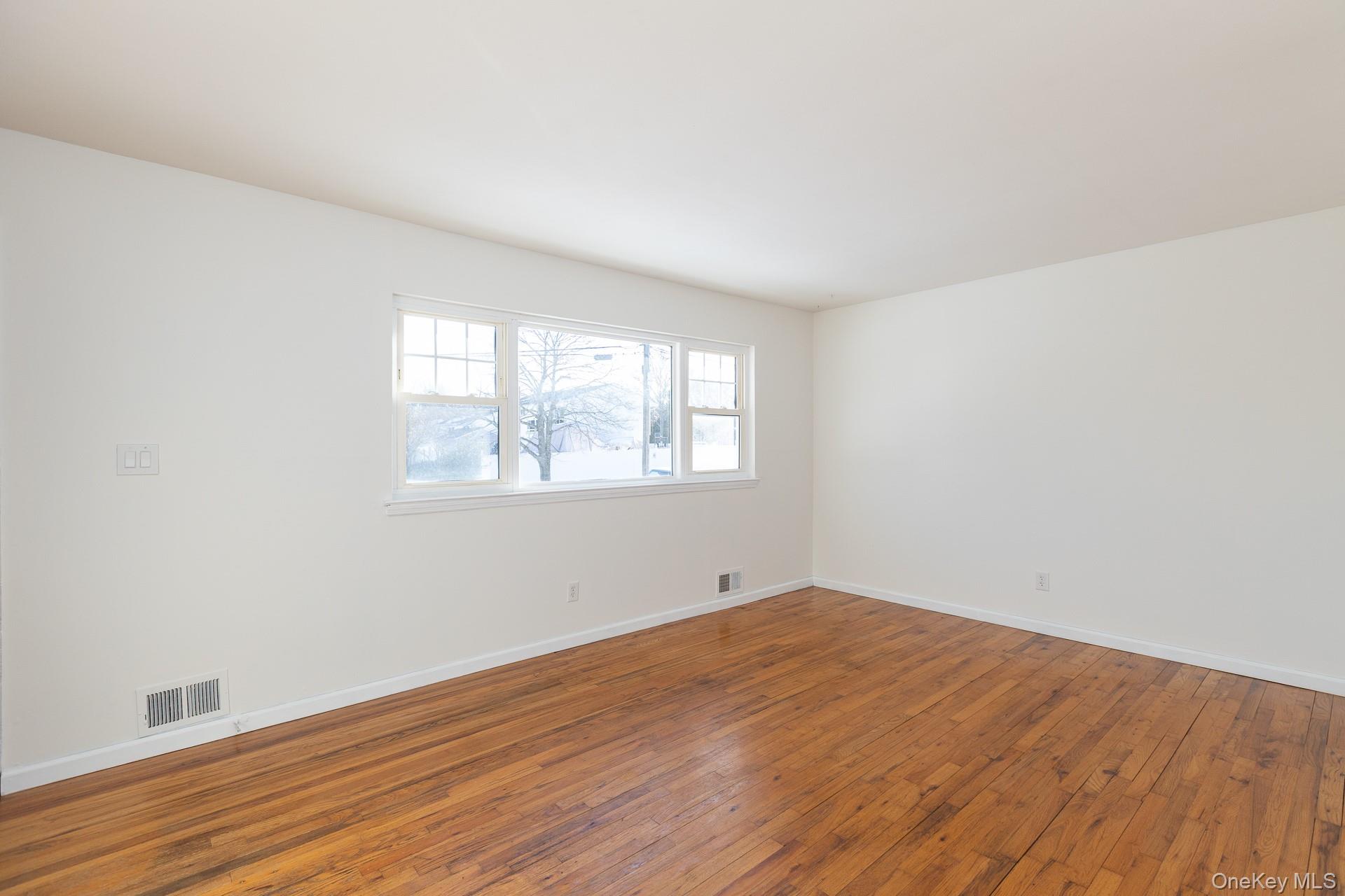 3 Exeter Road East Patchogue, NY 11772 - Photo 5 of 20