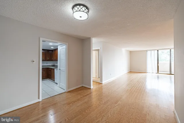 a view of empty room with window