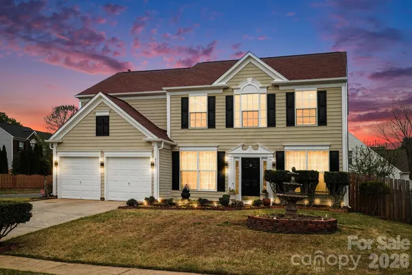 $660,000 | 8727 Fieldcroft Drive, Charlotte, NC 28277