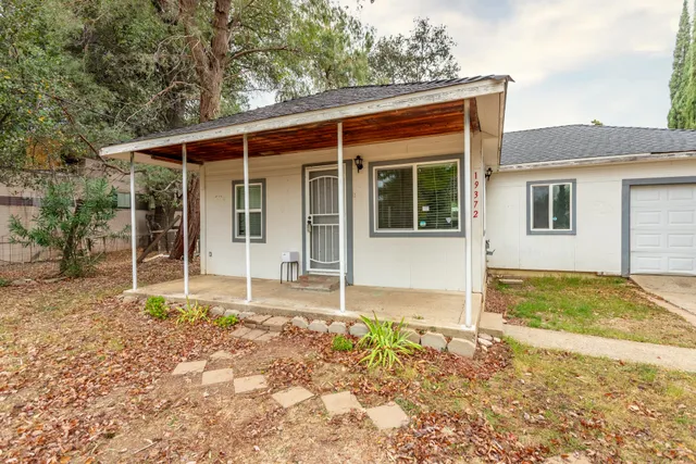 a view of a house with backyard