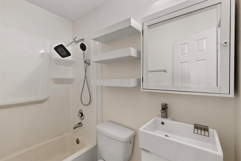 1609 Biggs Terrace Arlington, TX 76010 - Photo 14 of 18 a bathroom with a bath tub a toilet and a sink