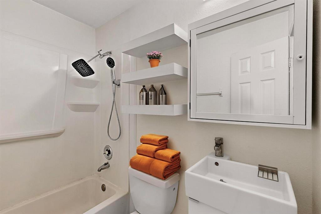 1609 Biggs Terrace Arlington, TX 76010 - Photo 6 of 18 a bathroom with a tub a sink and a shower