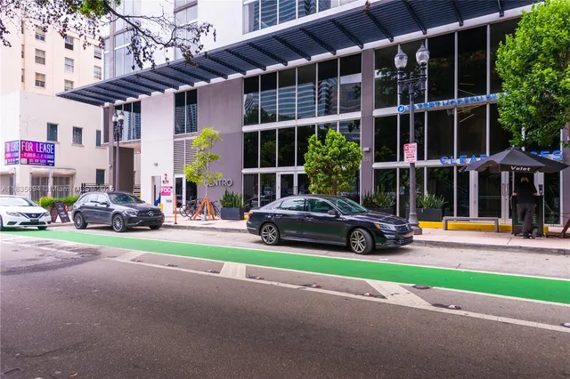 $2,690 | 151 Southeast 1st Street, Unit 2205, Miami, FL 33131