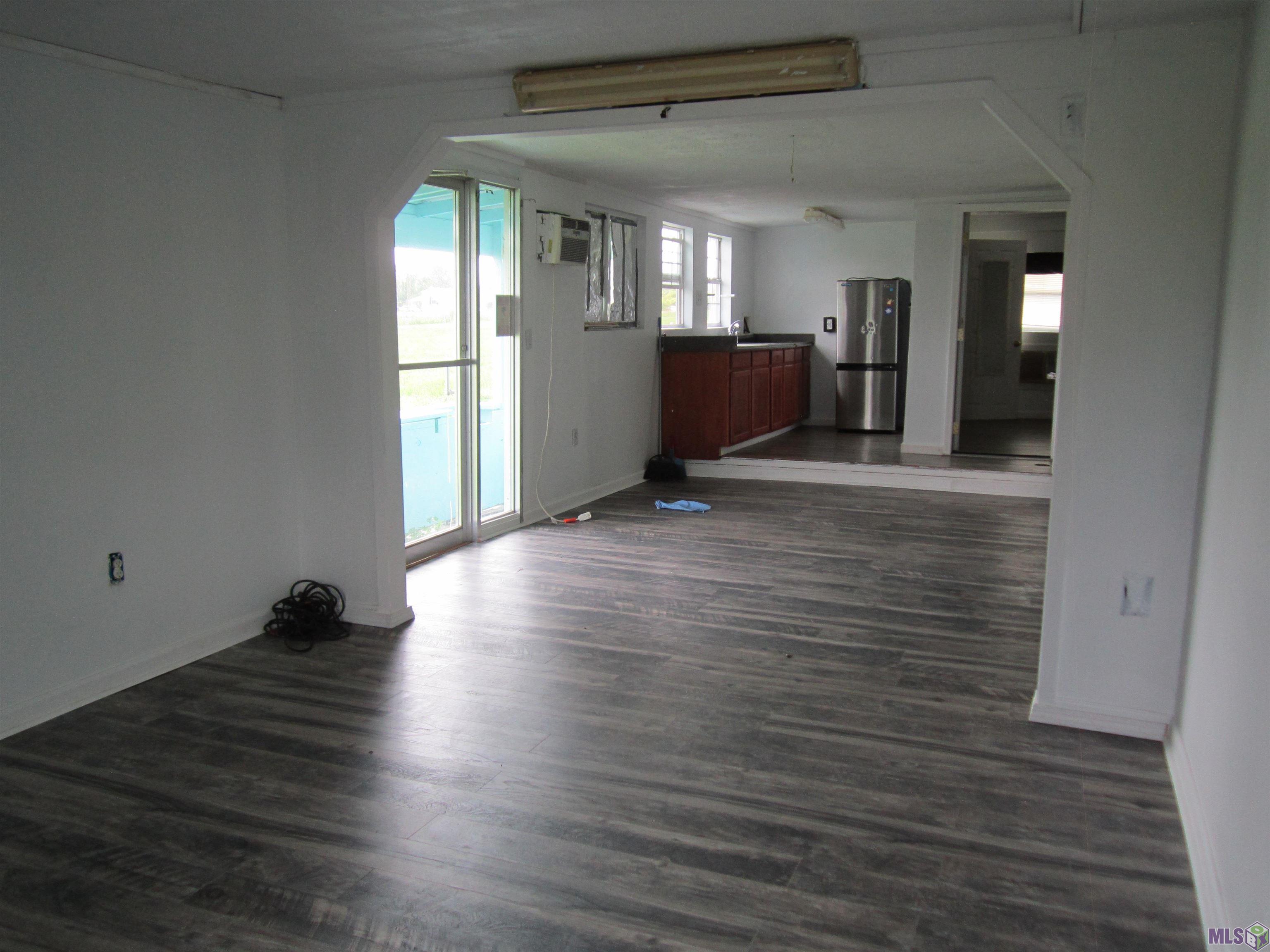 294 East 37th Street Cut Off, LA 70345 - Photo 4 of 13 Living room/dining area