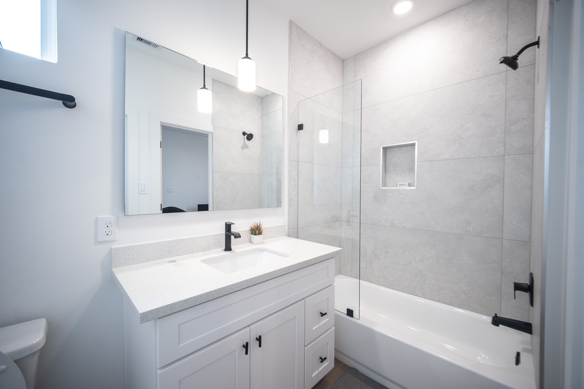 7611 Victory Reserve Street Houston, TX 77088 - Photo 5 of 11 a bathroom with a sink a mirror and a bathtub