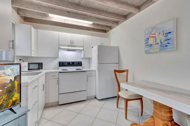 $5,000 | 320 Southeast 4th Avenue, Delray Beach, FL 33483