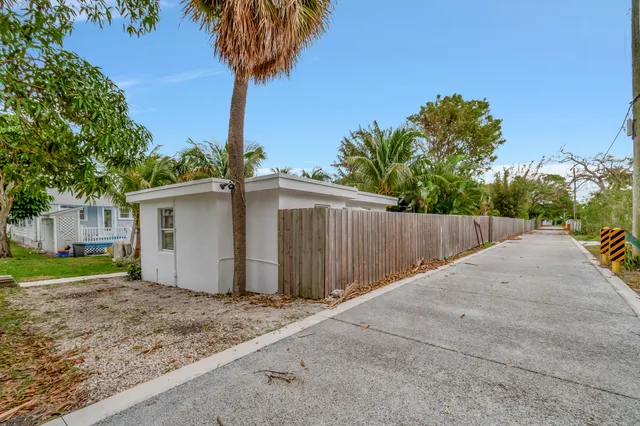 $5,000 | 320 Southeast 4th Avenue, Delray Beach, FL 33483