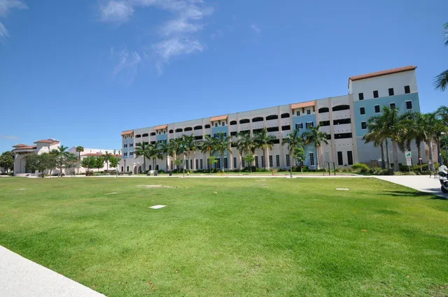 $5,000 | 320 Southeast 4th Avenue, Delray Beach, FL 33483