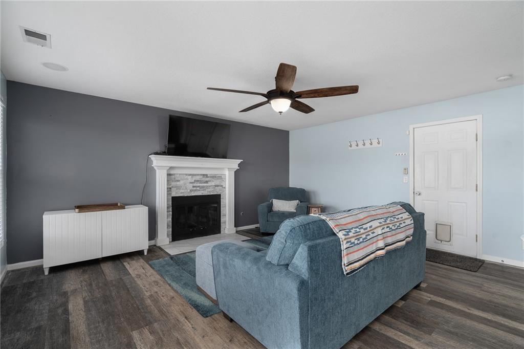 15604 Pebble Terrace Basehor, KS 66007 - Photo 4 of 45