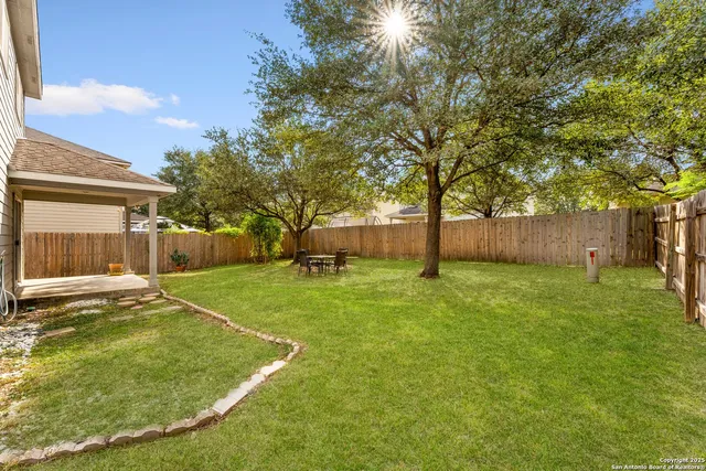 a view of a backyard with basketball court