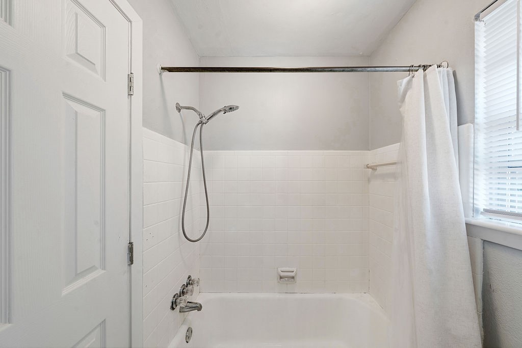 614 Gilpin Street Houston, TX 77034 - Photo 13 of 27 Separate tub/shower combo between the two private spaces.