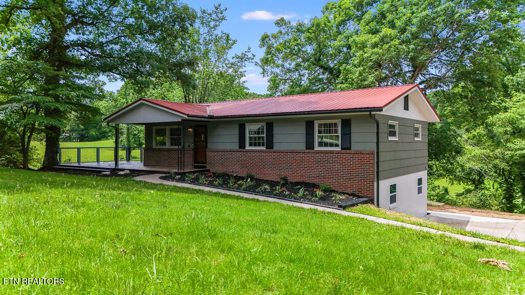 110 Courtland Lane Clinton, TN 37716 - Photo 1 of 33 DJI_20250524134701_0066_D_GREEN