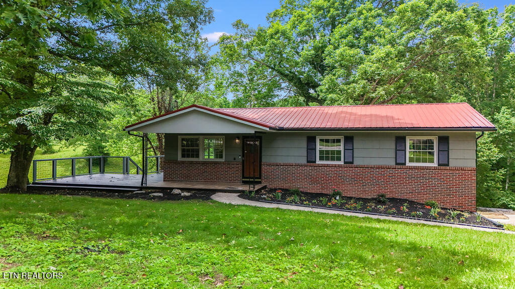110 Courtland Lane Clinton, TN 37716 - Photo 2 of 33 DJI_20250524134721_0067_D_GREEN