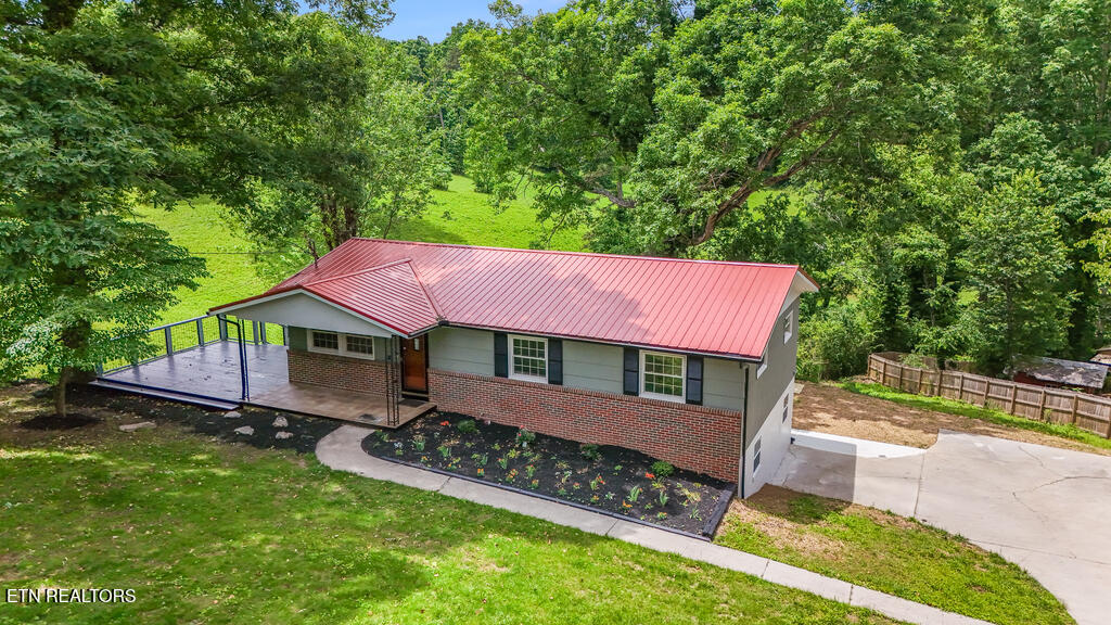 110 Courtland Lane Clinton, TN 37716 - Photo 3 of 33 DJI_20250524134850_0070_D_GREEN