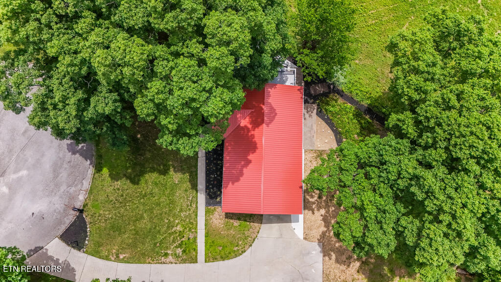110 Courtland Lane Clinton, TN 37716 - Photo 4 of 33 DJI_20250524134959_0072_D_GREEN
