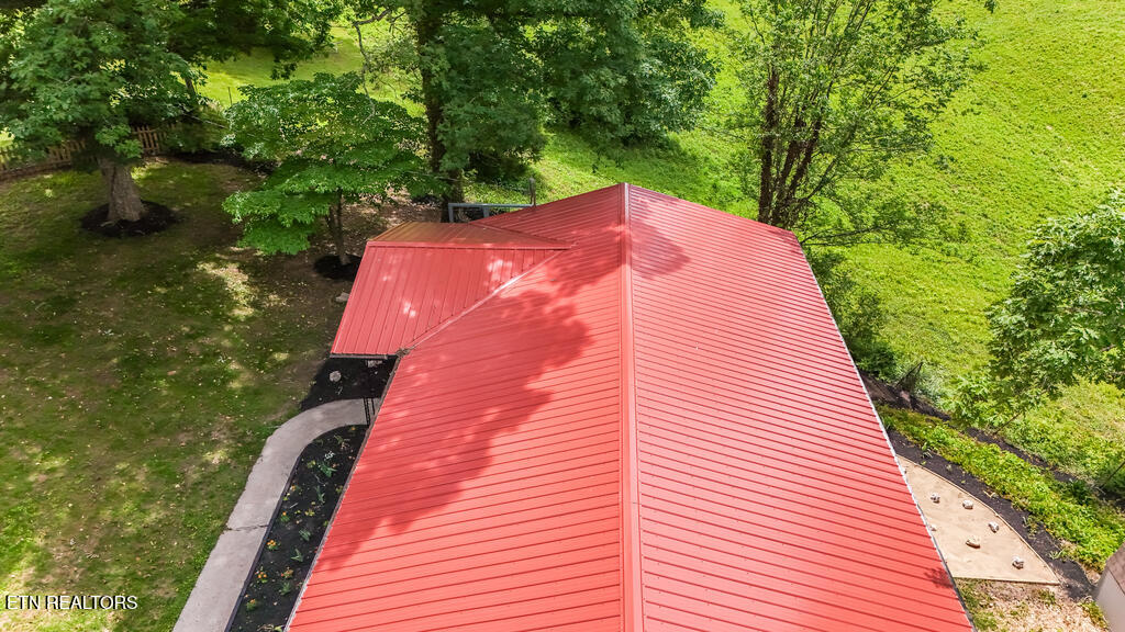 110 Courtland Lane Clinton, TN 37716 - Photo 5 of 33 DJI_20250524134934_0071_D_GREEN