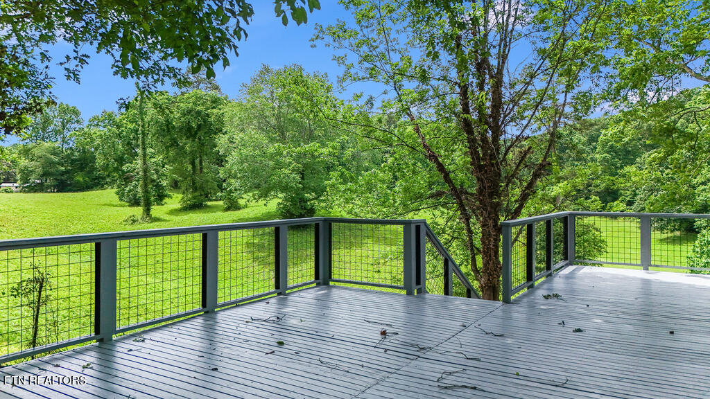 110 Courtland Lane Clinton, TN 37716 - Photo 8 of 33 DJI_20250524134750_0068_D_GREEN