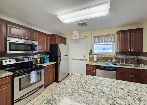 $429,000 | 22 Freemont Lane, Coram, NY 11784