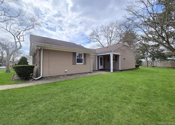 $429,000 | 22 Freemont Lane, Coram, NY 11784