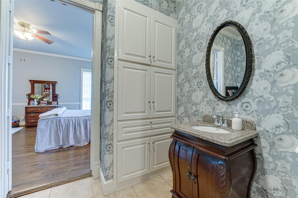 707 Cullins Road Rockwall, TX 75032 - Photo 16 of 35 a bathroom with a sink and a mirror