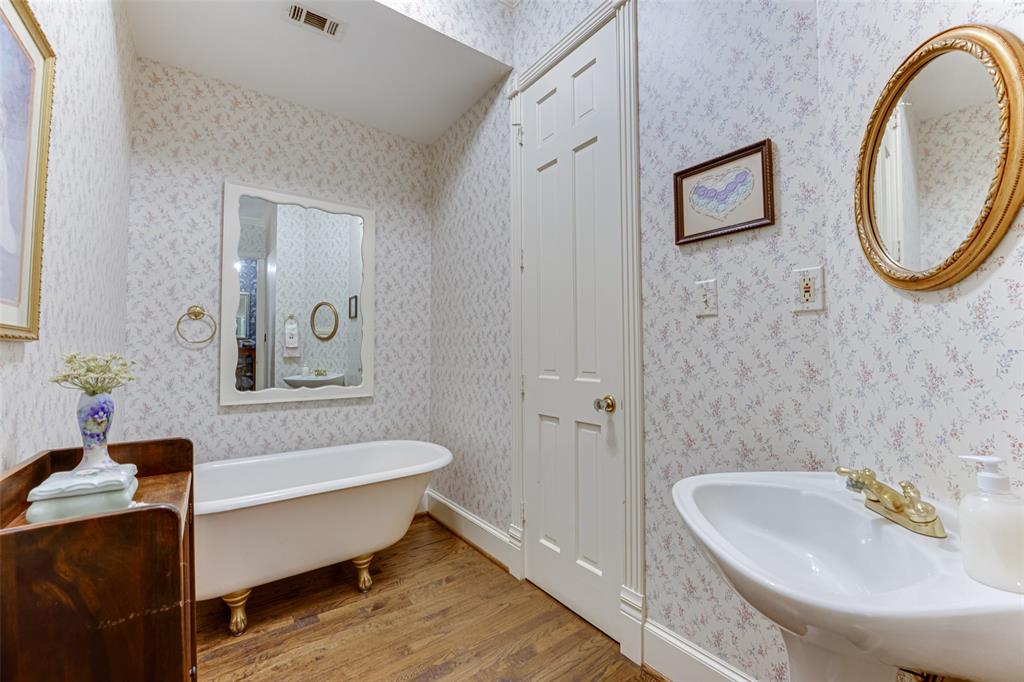 707 Cullins Road Rockwall, TX 75032 - Photo 18 of 35 a bathroom with a sink and a bathtub