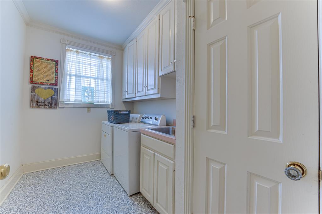 707 Cullins Road Rockwall, TX 75032 - Photo 33 of 35 a kitchen with cabinets and window