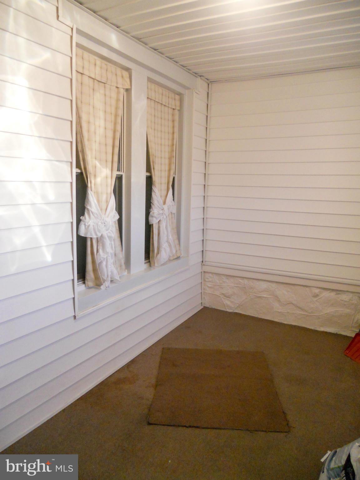 723 Oldham Street Baltimore, MD 21224 - Photo 17 of 20 Enclosed Front Porch