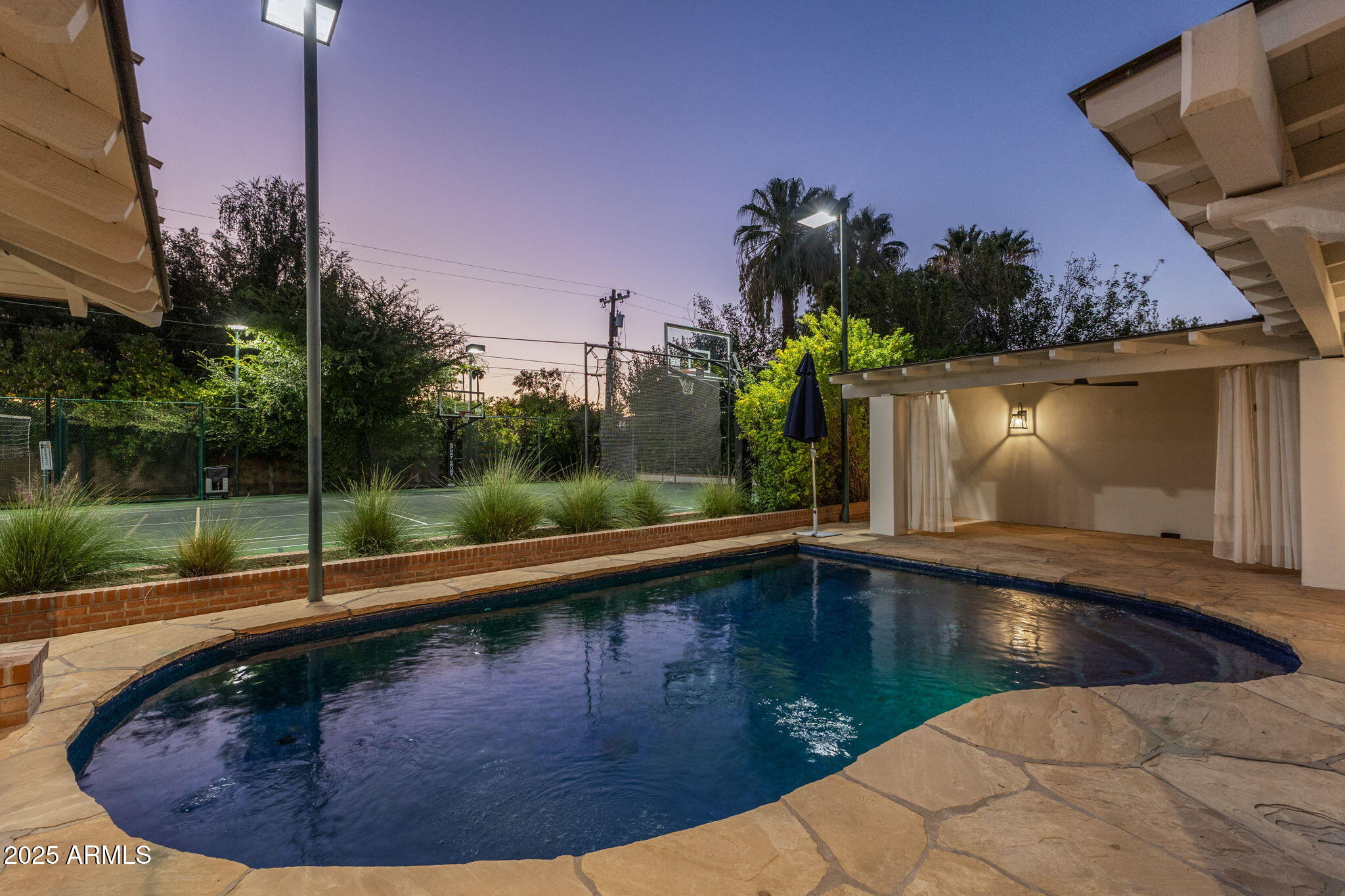 7030 North Wilder Road Phoenix, AZ 85021 - Photo 20 of 70 a view of a swimming pool with a yard