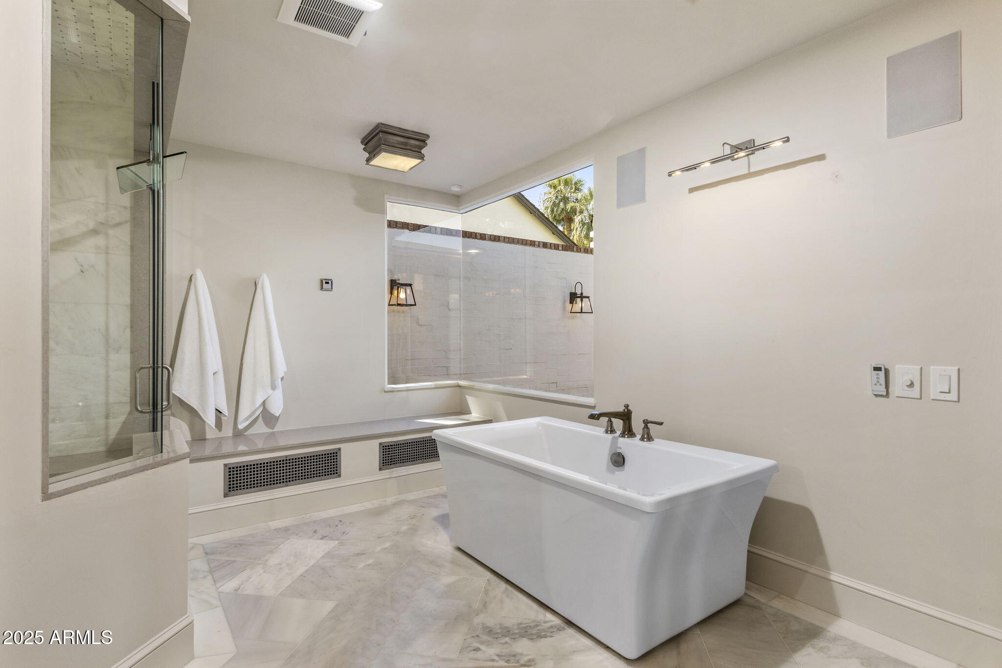 7030 North Wilder Road Phoenix, AZ 85021 - Photo 54 of 70 a bathroom with a bathtub a sink and a mirror
