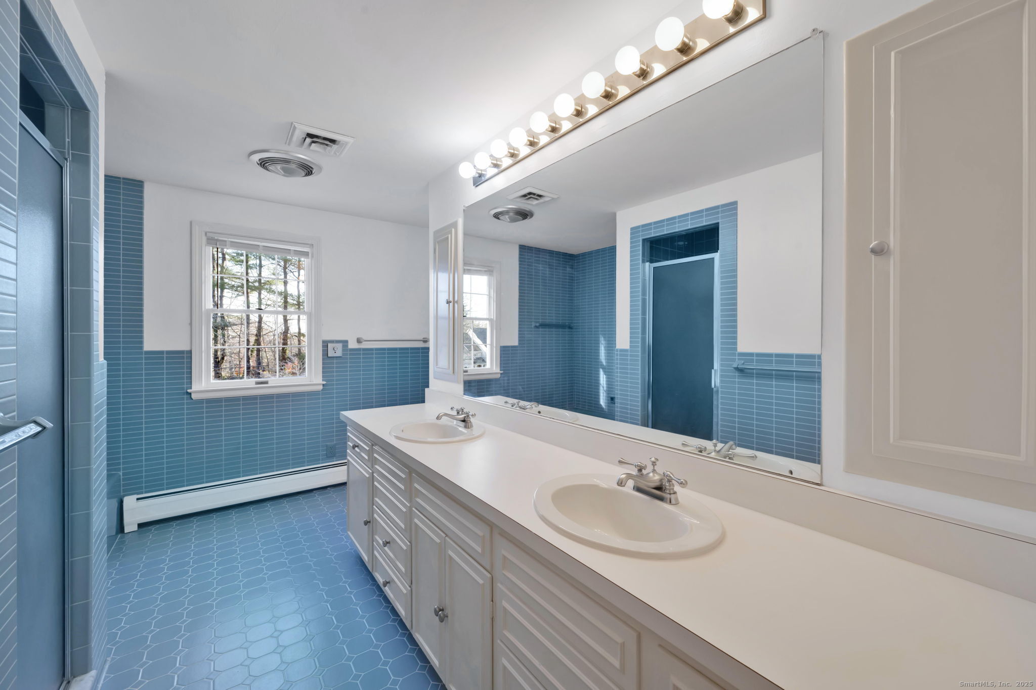 75 Arlen Way West Hartford, CT 06117 - Photo 30 of 39 a bathroom with a double vanity sink a mirror and a bathtub