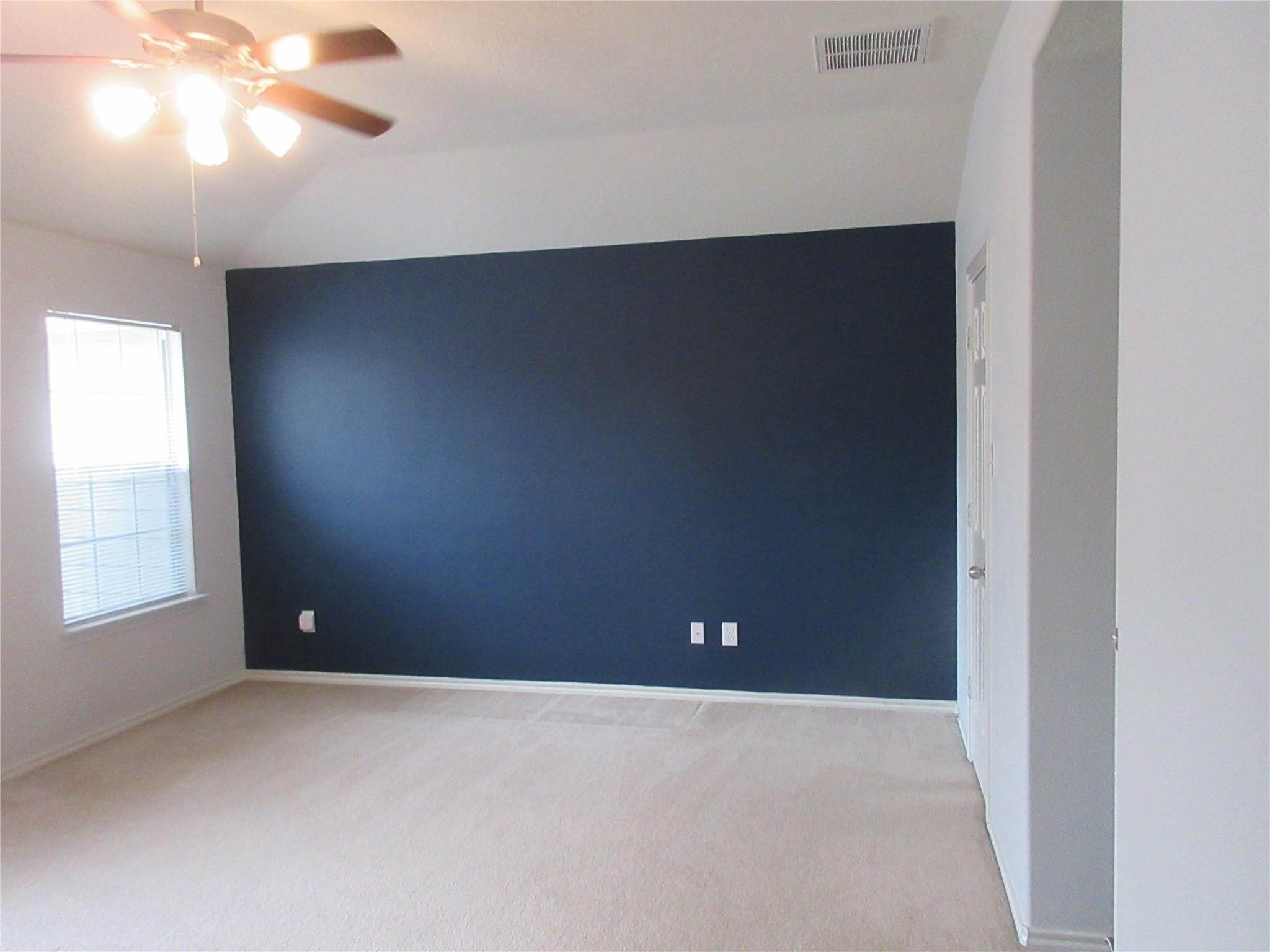 17522 Bering Bridge Lane Humble, TX 77346 - Photo 8 of 16 an empty room with windows and closet