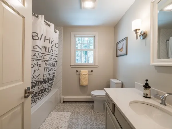 a view of a livingroom with furniture and a ceiling fan
